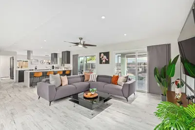 Image de Enjoy luxury with A Night At The Roxbury. Complimentary heated pool and spa.