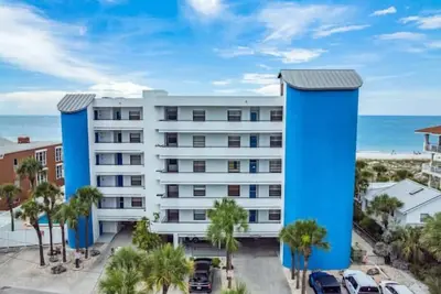 Image de Beautiful Beach Condo steps from the water!