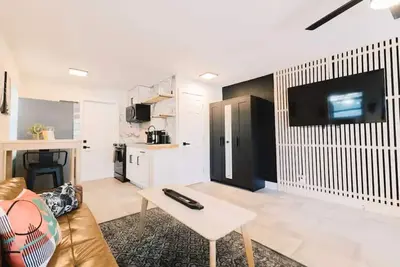 Image de Large Condo Steps to Water, Brand New Everything