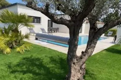 Image de Maison neuve avec piscine chauffée pour 8 à 10 personnes, quartier calme