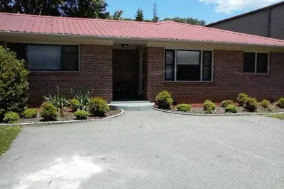 Image de Three-Bedroom Bungalow. . . .