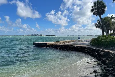 Image de Tranquil condo with own pool, pier, walking distance to Siesta Beach & Village