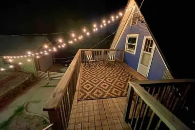 Image de Victorian’s Upper Level, with pool & backyard!