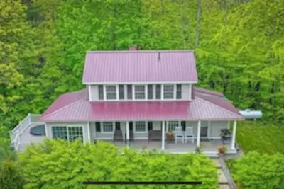 Image de Perfect location & hot tub! Cozy home for couples, parties of 4, possibly more!
