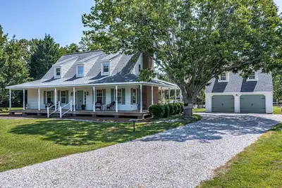 Image de Waterfront Southern Living Upscale Cottage close to Main St! Time to Relax!