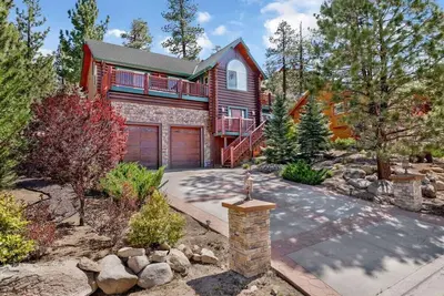 Image de Black Bear Castle | Luxe Log Cabin | Spa | Games