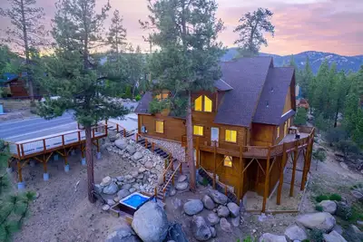 Image de 5 Bears Den. Spa Hidden in Boulders. Bbq. Game Room Galore. Tri-Level Home. Family Friendly.