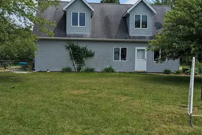 Image de Cozy lake front apartment on Waldron Lake for weekly or weekend getaways.