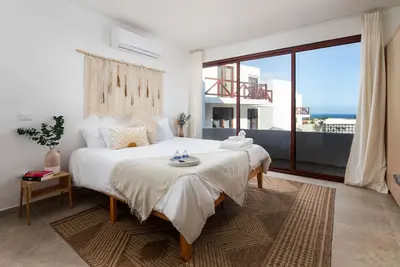 Image de Ocean Views from every room! Modern Condo near the beach. No cleaning Fees!
