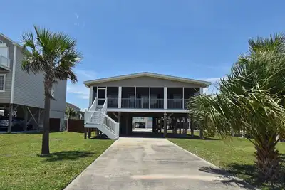 Image de Beachside Bungalow - Walk to the Beach in Garden City Beach, Sc