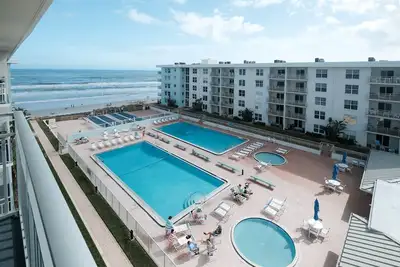 Image de Amazing views of the ocean/pool from this top floor condo with multiple beachfront pools