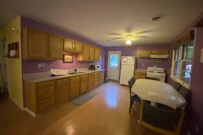 Image de Quiet retreat in the woods, separate dwellings, perfect for gatherings!