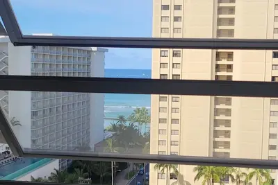 Image de Waikiki Condo Has 2 Bedrooms & 2 Baths, with 1 free parking space.