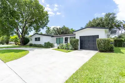 Image de stylish new home minutes from the beach.