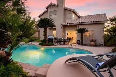Image de 4br newly remodeled Modern Henderson Stunner!