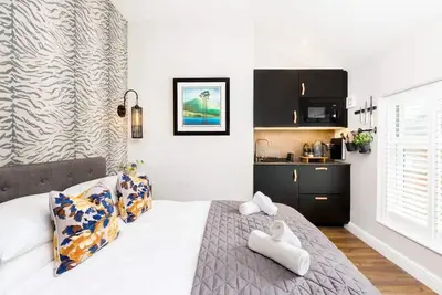Image de Second floor compact studio with mini kitchen