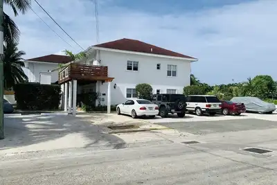 Image de Walking distance to Smith Cove Beach, nearby restaurants, 7 min drive Camana Bay