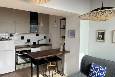 Image de Vue sur Mer, Appartement Rénové au Coeur de la Station Balnéaire