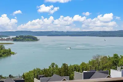 Modern 2br/2. 5ba • Stunning Lake Views + Exclusive Perks