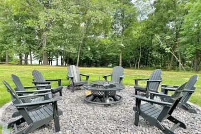 Lake Front, Kayaks, Private Hot Tub, Firepit!