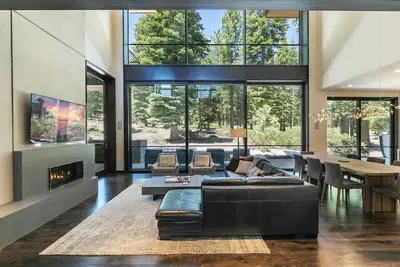 Image de Regal Peaks at Martis Camp - Elegant 5 Br - Private Hot Tub - Luxury Furnishings