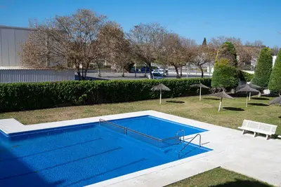 Image de Appartement familial climatisé avec grande piscine à 200m de la plage et proche du centre-ville