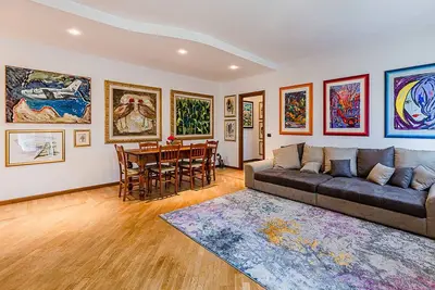 Image de Living in Art * Near The Airport, Wi-Fi, Netflix and Garden