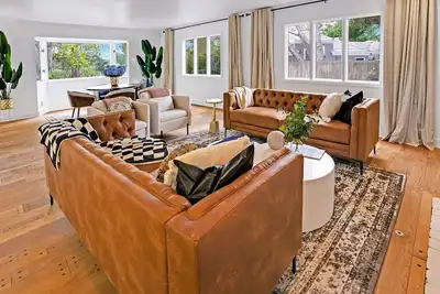 Image de Pebble Modern home w Hot tub Pl1