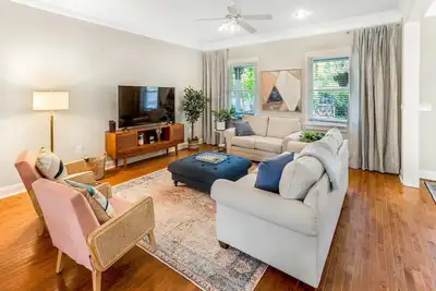 Image de Charming Home Near Forsyth Park w/ Parking + Outdoor Space by Lucky Savannah