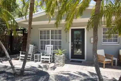 Image de Tranquil Retreat by the Beach-4 bedroom 3 bath home w/private pool, parking