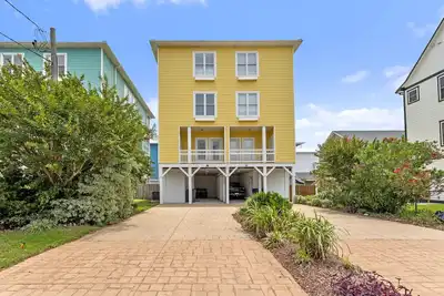 Image de Lemoncello | Spacious + Easy Walk to the Sand & Partial Ocean Views