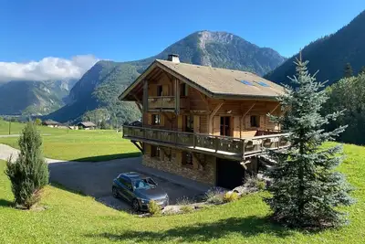 Image de Chalet de Charme au Milieu des Montagnes