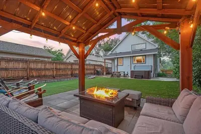 Image de 3br Modern, w/Lg Backyard, Mtn Views, & Hot Tub!