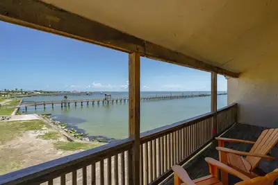 Image de Bay Breeze Bungalow | Pier & Community Pool!