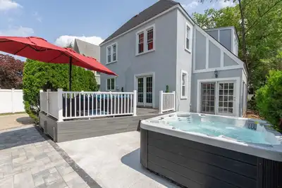 Image de 17 Mins from Ubs Arena \/Hot tub\/Game Room\/King Bed\n