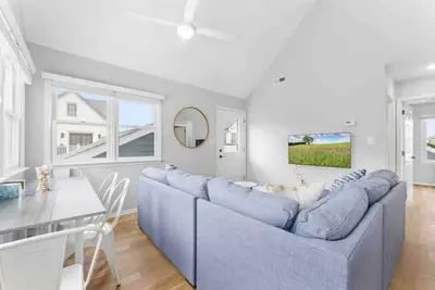 Image de Townhouse Retreat 1 Min to Cove Beach with Deck