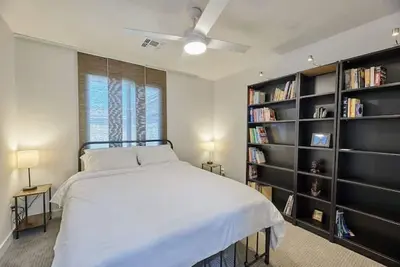 Image de Just Listed! Fresh & Vibrant Renovated Home