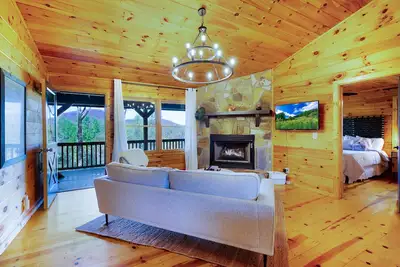 Image de ❄️ Rustic Winter Hideout: 2 King Suites, Hot Tub, Pet-Friendly, Mountain Views