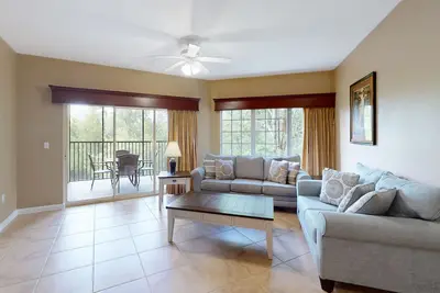 Image de Inviting 4th-floor condo with elevator, screened balcony, washer/dryer & Ac