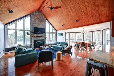 Image de Spa \/ Private Beach \/ Pool Table \/ Lakefront