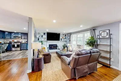 Image de Dog-friendly home with grill, deck, full kitchen, & washer/dryer - close to golf