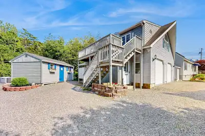 Image de Charming home with ocean view, firepit, deck, golf nearby, & W/D