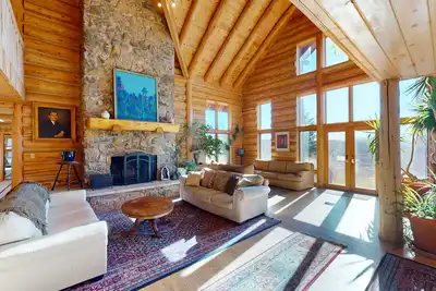 Image de Dog-friendly, mountain view lodge with a game room, fireplace, large deck, & W/D