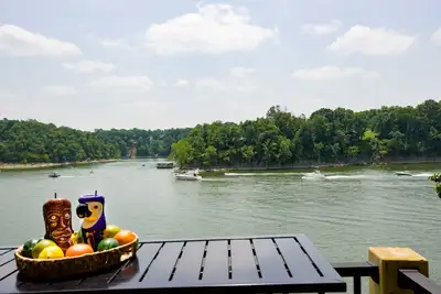 Image de Spring Special! Lakefront 3 bdrm w bunk rm, game room & dock, covered slip
