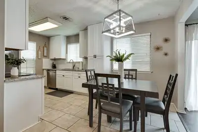 Image de Cowtown Cutie is cozy and updated close to Downtown, Airport and Dining