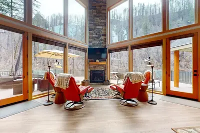 Image de Fully rebuilt riverfront home with deck, fireplace, & W/D - dog-friendly
