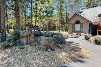 Image de Soothing home with hot tub, pool, tennis court, gas grill, deck, & full kitchen