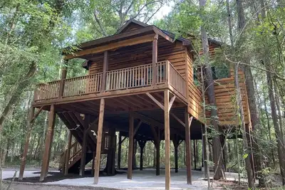 Image de Relax with a view from above in a tree-top getaway! Two Creeks Crossing Resort