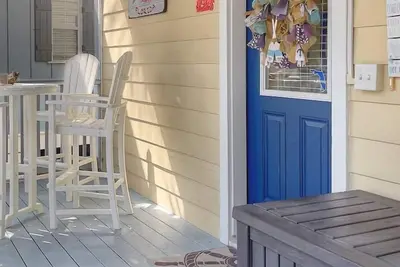 Beachwalker · Charming Beach Cottage with 3 Pools and a Hot Tub