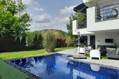 Image de Villa with Jakuzzi + Sauna + Pool for families, couples and groups of friends. \n